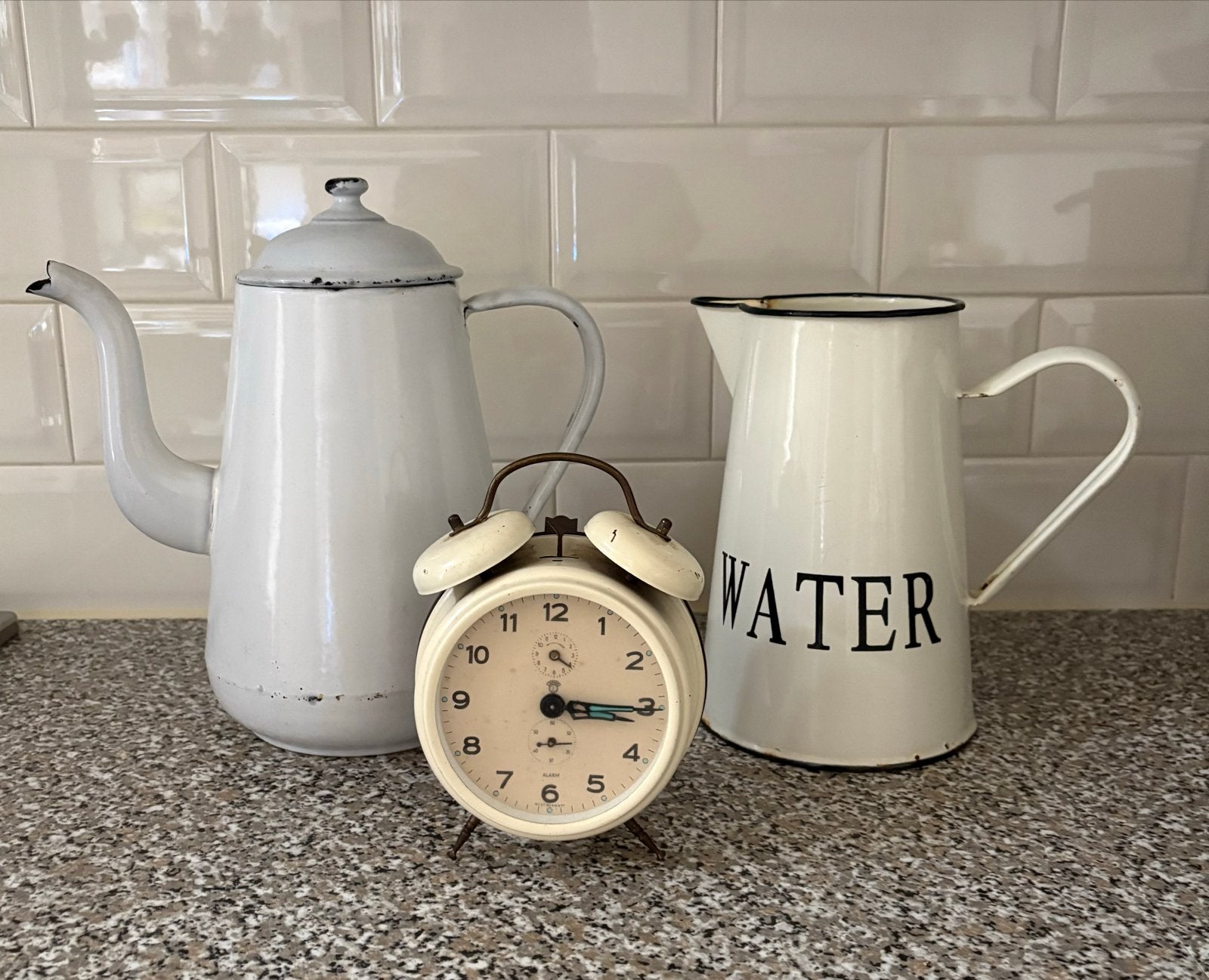 Vintage geëmailleerde koffiepot, waterkan en wekker, Antiek en Kunst, Antiek | Klokken, Ophalen of Verzenden