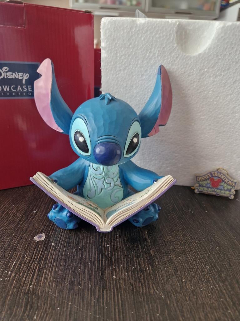 Disney traditions Showcase Stitch "Finding a Family", Verzamelen, Disney, Ophalen of Verzenden, Overige figuren, Zo goed als nieuw