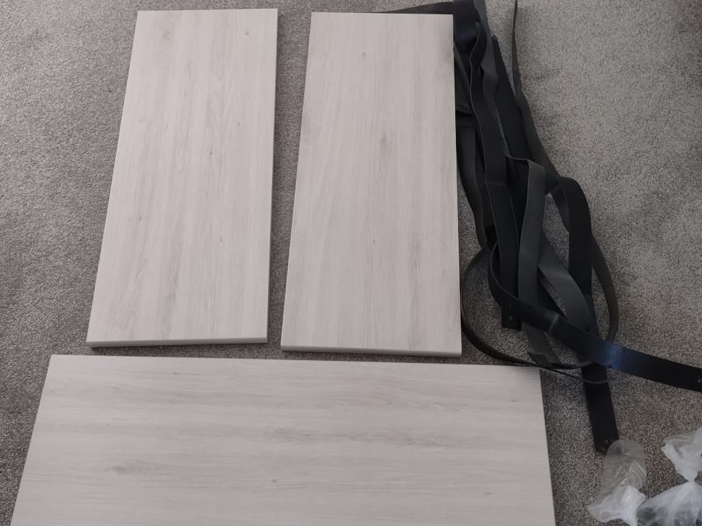 4 Mooie, white wash wandplanken met zwart leren plankdragers, Ophalen of Verzenden, Gebruikt