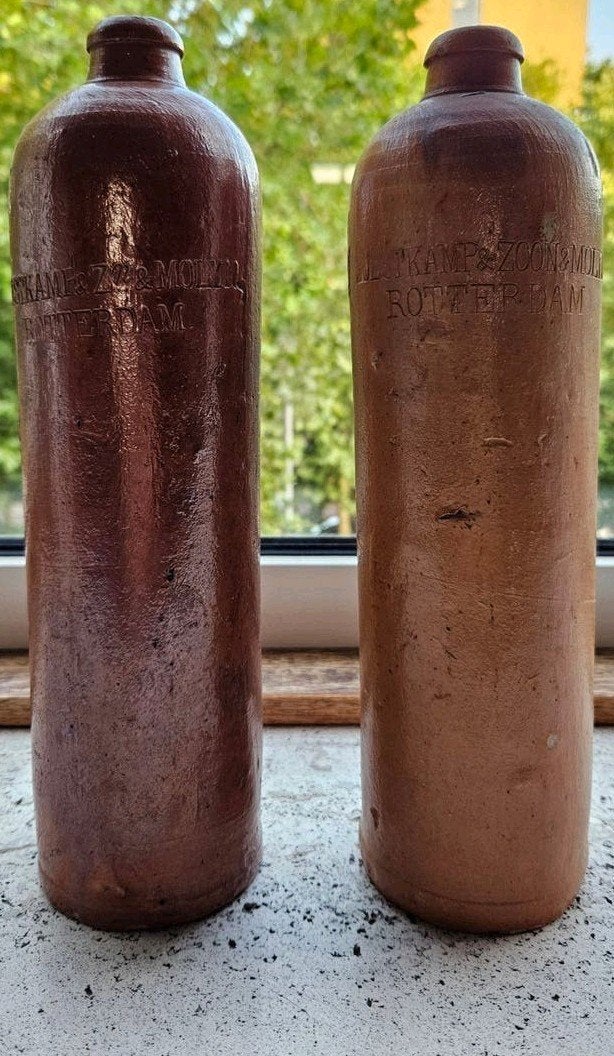 2 x Jeneverkruik Hulstkamp & Zoon & Molyn. Jaar 1869 - 1880, 29 cm, Gebruikt, Bruin, Ophalen of Verzenden