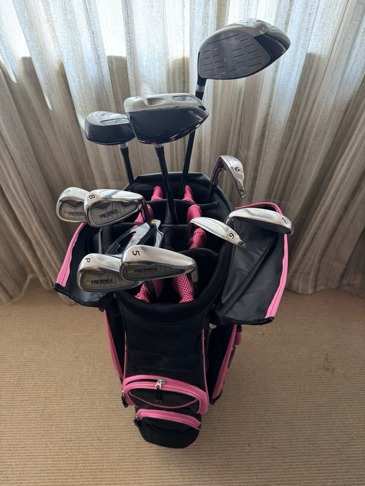 Golftas zgan met gebruikte clubs - Dames (roze/zwart), Sport en Fitness, Golf, Ophalen, Zo goed als nieuw, Set, Overige merken