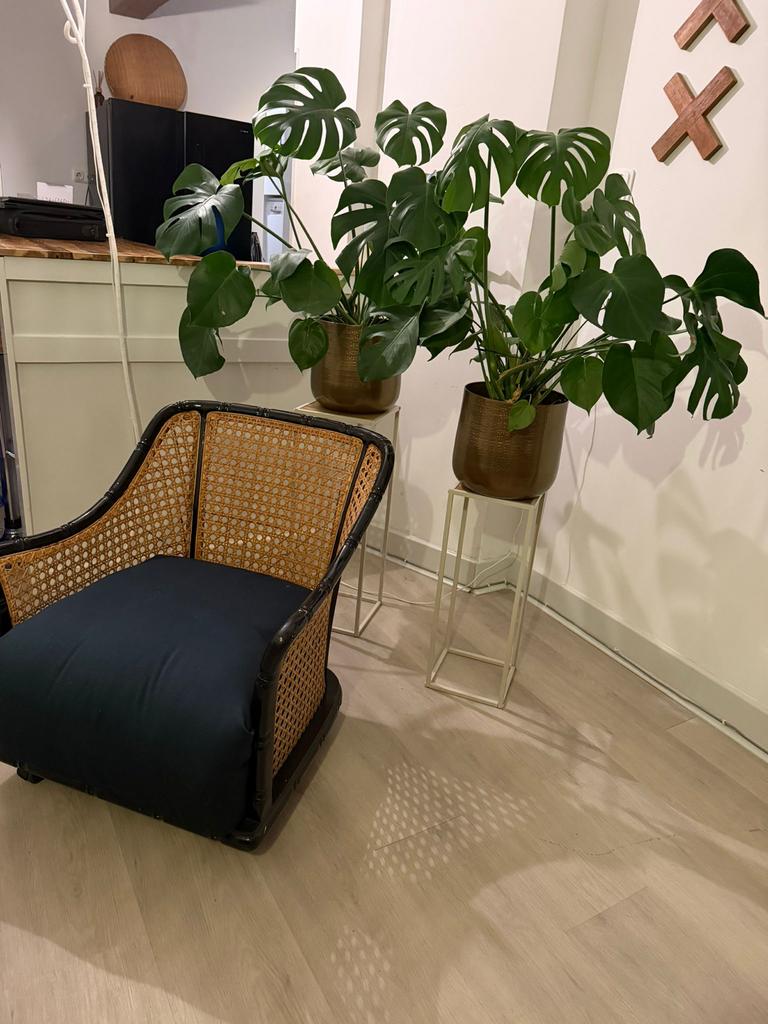 Stoel. Laag rotan dames stoeltje op wieltjes, Huis en Inrichting, Stoelen, Ophalen, Gebruikt, Overige kleuren, Riet of Rotan