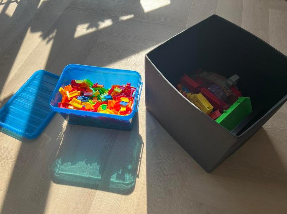 Grote doos met kleurrijke dominostenen, Kinderen en Baby's, Speelgoed | Bouwstenen, Ophalen, Gebruikt, Overige merken