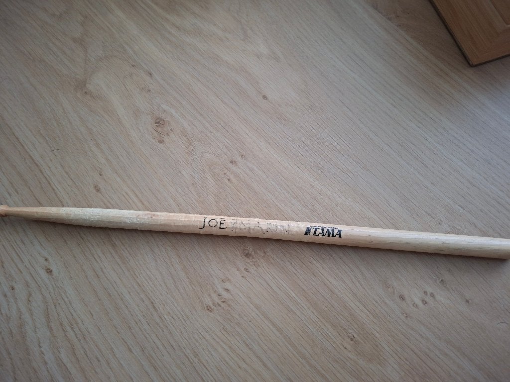 Drumstok gesigneerd door Joey Marin de Boer ((ex-)Delain), Ophalen of Verzenden, Gebruikt, Instrument of Toebehoren, Gesigneerd