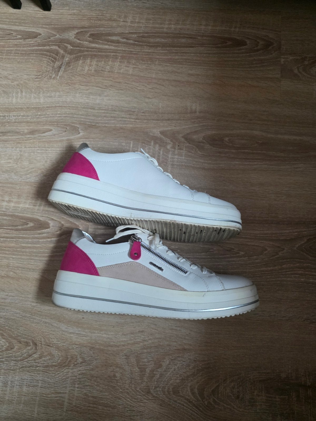 Remonte sneakers mt 43 - amper gedragen, Wit, Remonte, Ophalen of Verzenden, Sneakers of Gympen