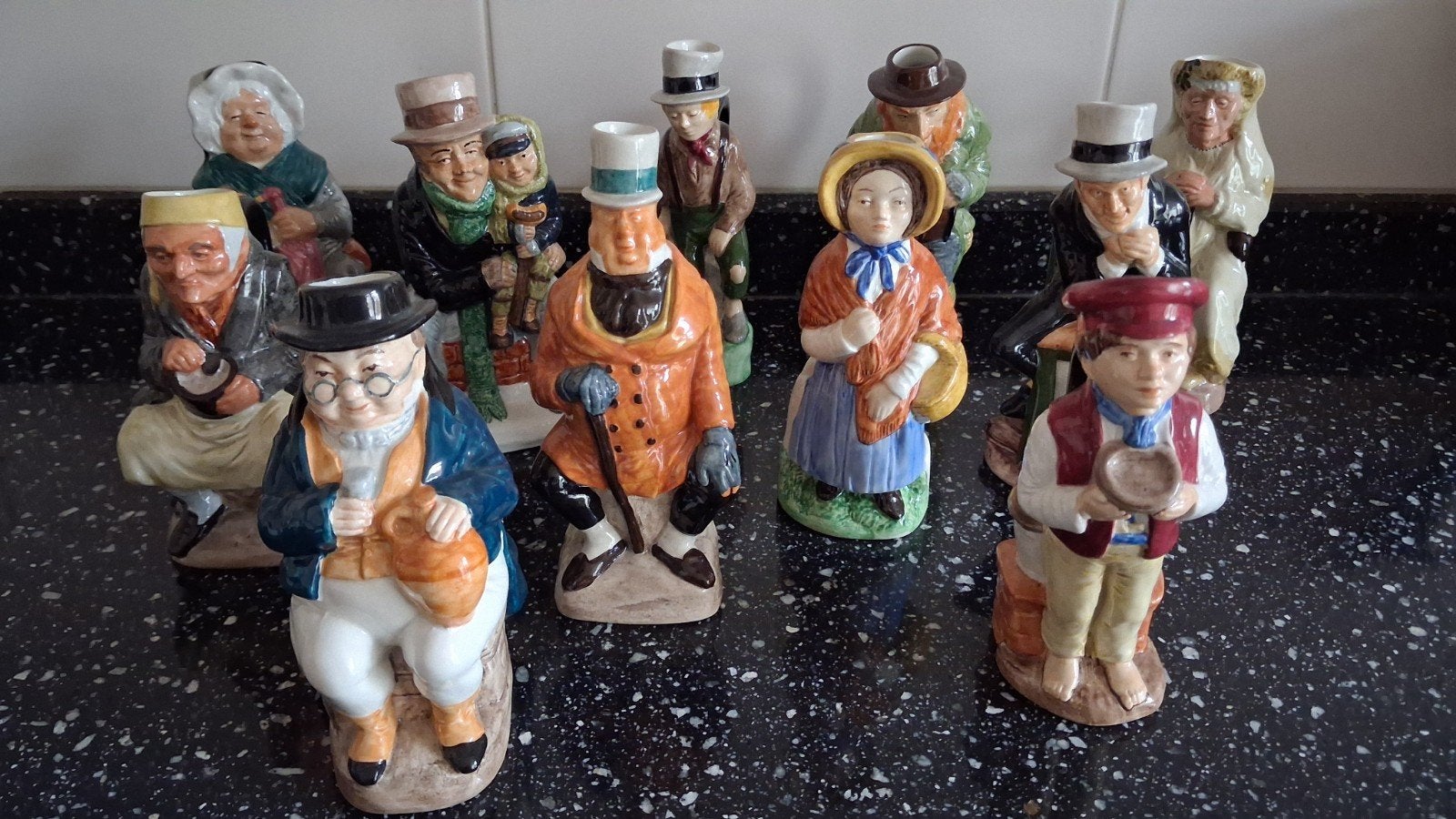 Charles Dickens Toby Jug verzameling, Ophalen