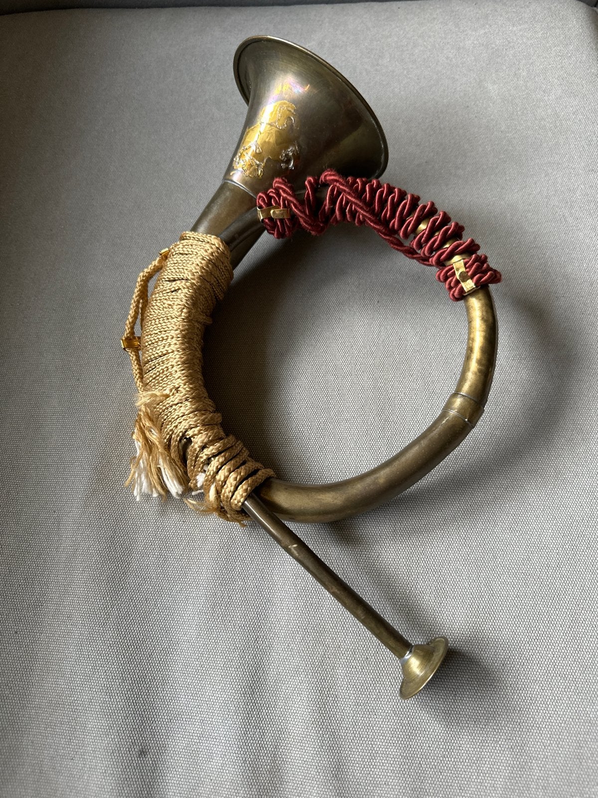 Antieke koperen toeter met decoratieve koorden, Ophalen of Verzenden, Gebruikt, Koperblazer