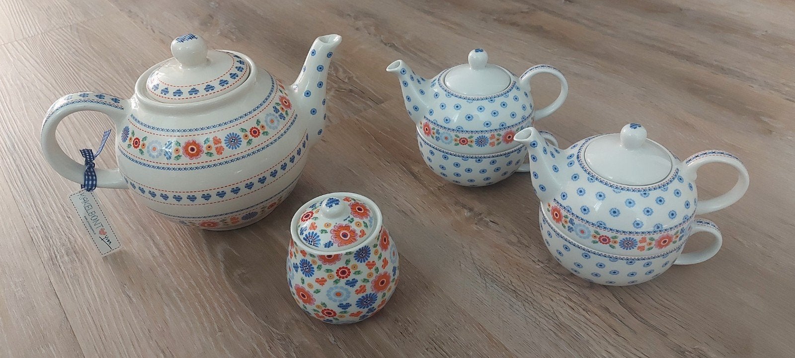 Kakelbont theeservies: theepotten, kopjes en suikerpot, Overige merken, Keramiek, Landelijk/Boerenbont, Nieuw