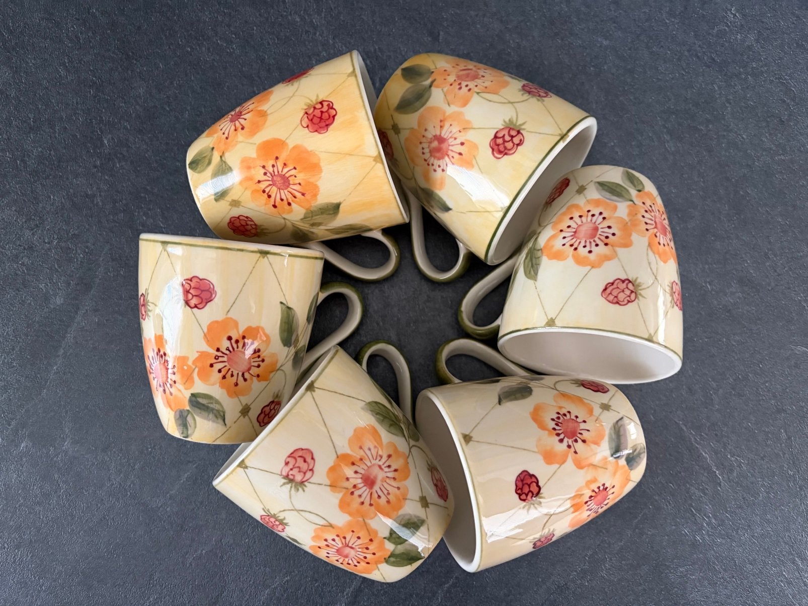 6 Vic’s hand painted mokjes met bloem,  8 cm h, Ophalen, Zo goed als nieuw, Overige stijlen, Kop(pen) en/of Schotel(s)