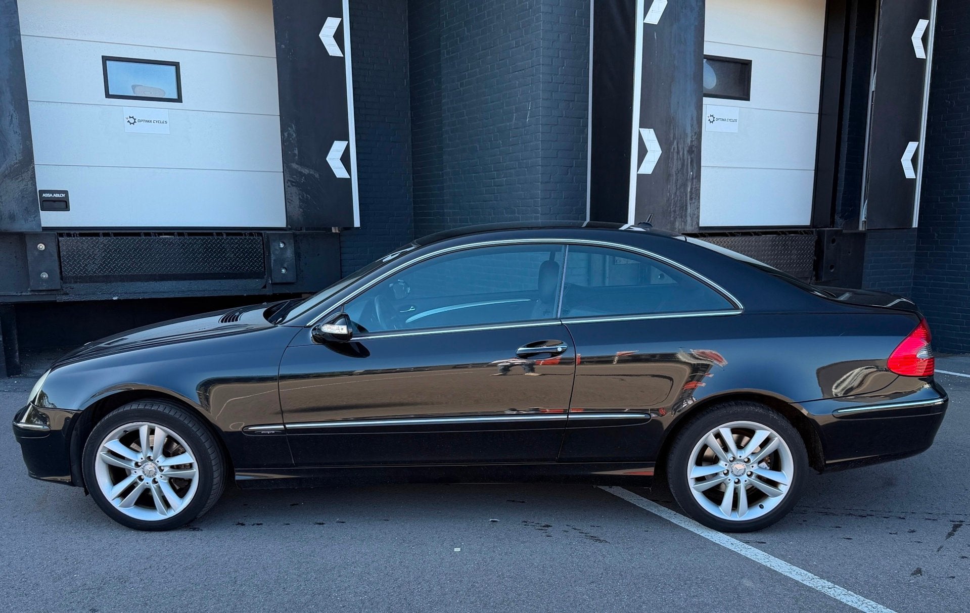 Mercedes-Benz CLK-klasse Coupé 200 K. Avantgarde AUTOMAAT/L, Auto's, Mercedes-Benz, Achterwielaandrijving, Gebruikt, Zwart, 4 cilinders
