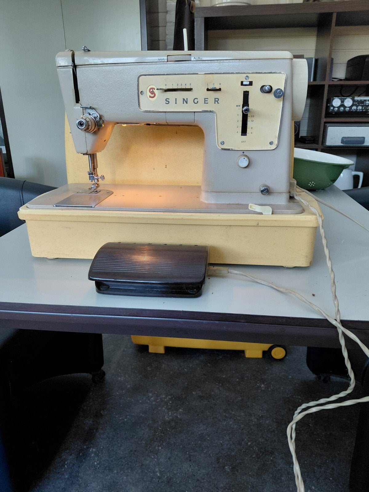 Vintage Singer Naaimachine type 457 met Koffer en Pedaal, Ophalen of Verzenden, Gebruikt, Naaimachine, Singer