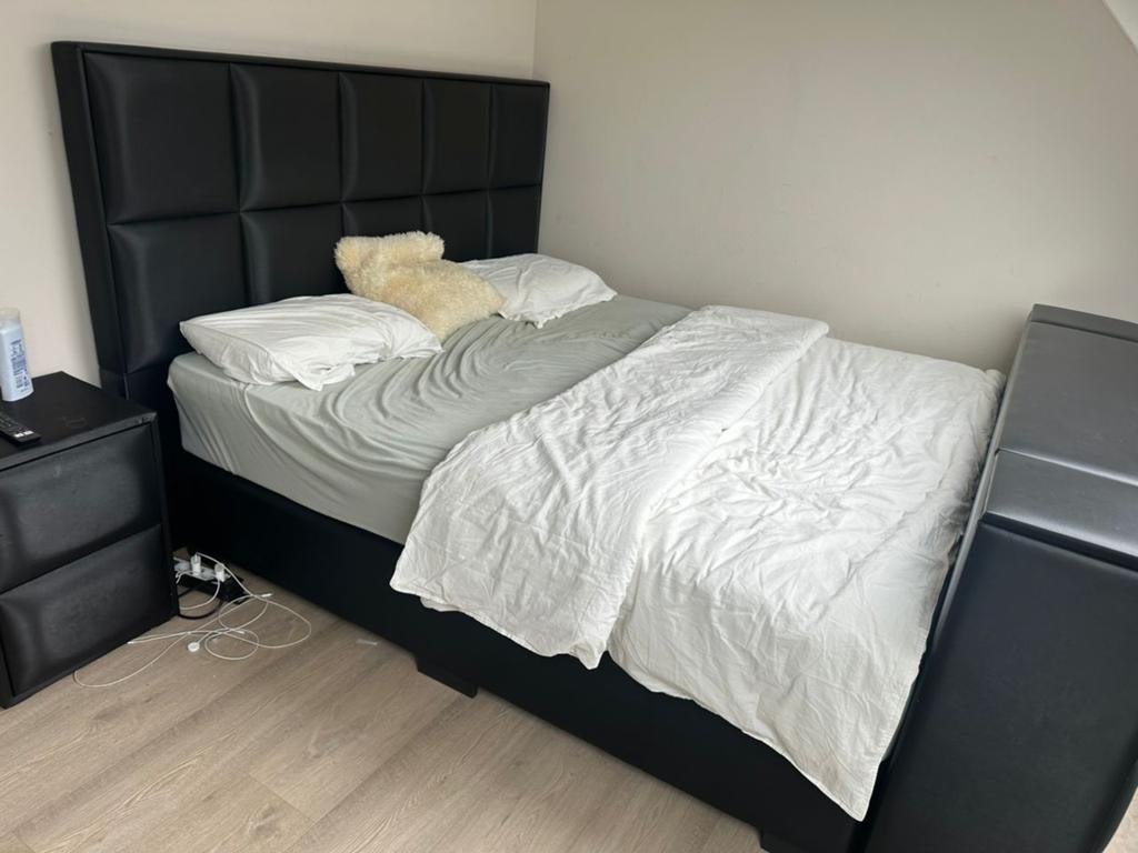 Chiva Boxspring met TV Lift - Zwart, 180x200 cm, Huis en Inrichting, Zwart, Tweepersoons, Ophalen of Verzenden, Zo goed als nieuw