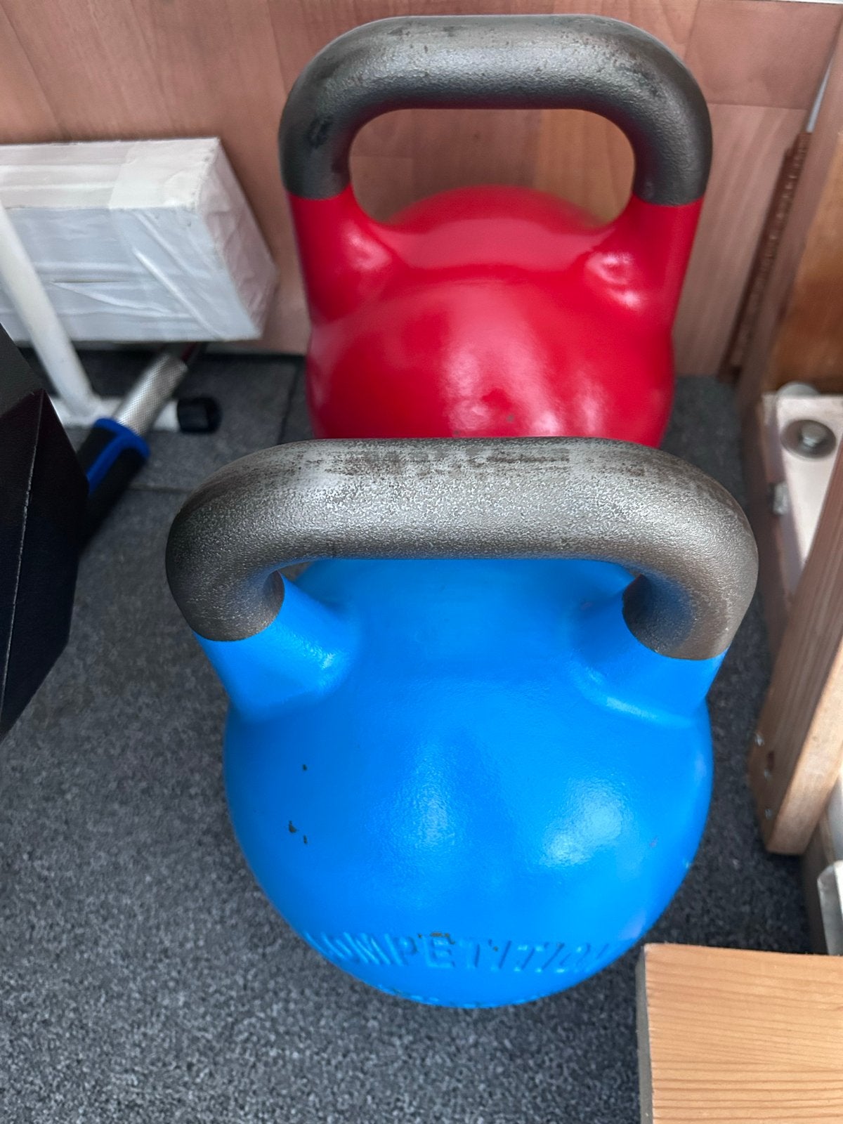 Kettlebell 32kg rood en 12kg - Blauw - Competition, Ophalen, Gebruikt, Armen, Kettlebell