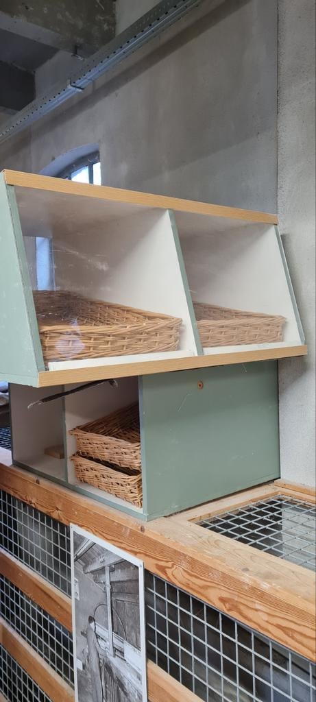 Verplaatsbare vitrines met bakkersmanden, Ophalen