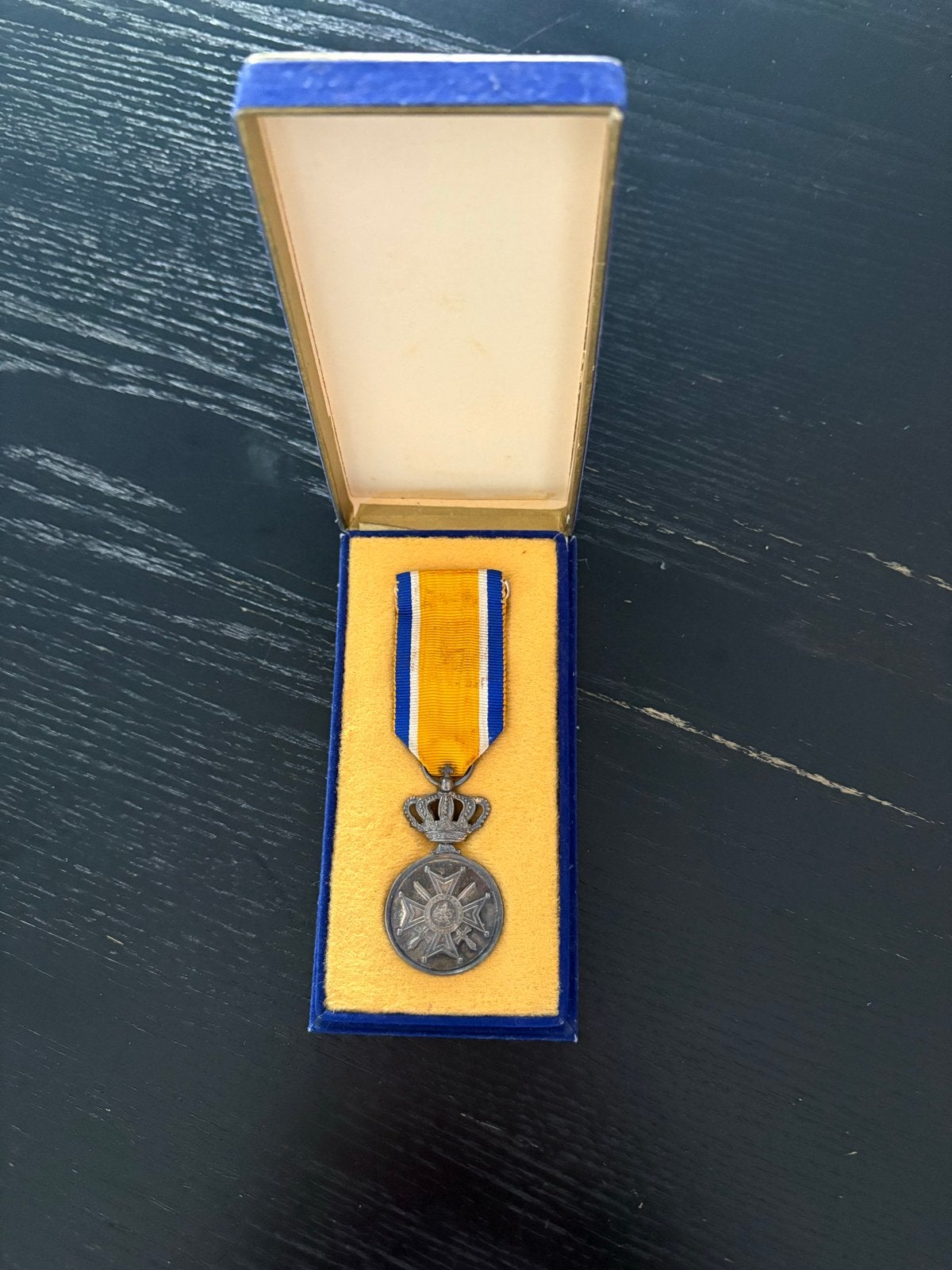 Eremedaille Orde van Oranje-Nassau in originele doos, Ophalen of Verzenden, Overige materialen, Nederland