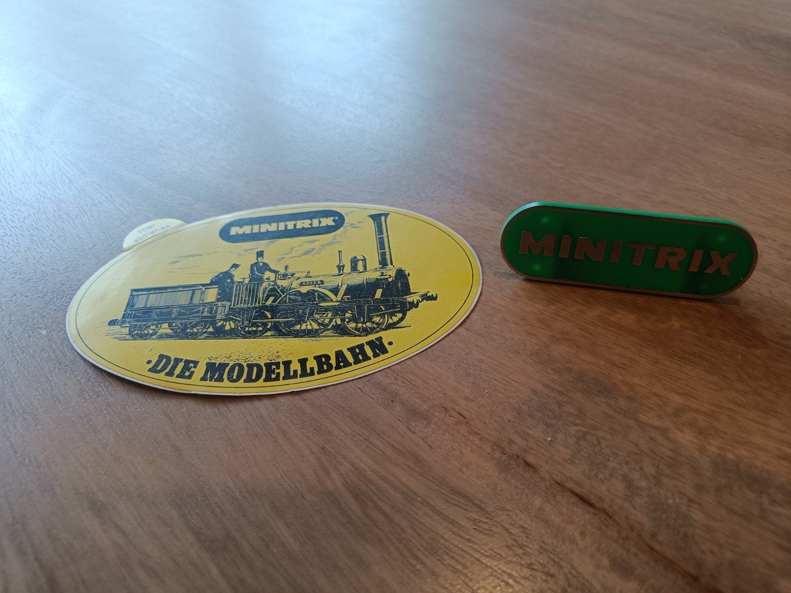 Voor de verzamelaar: Minitrix sticker en standaard, Ophalen of Verzenden, Gelijkstroom, Rails, Trix