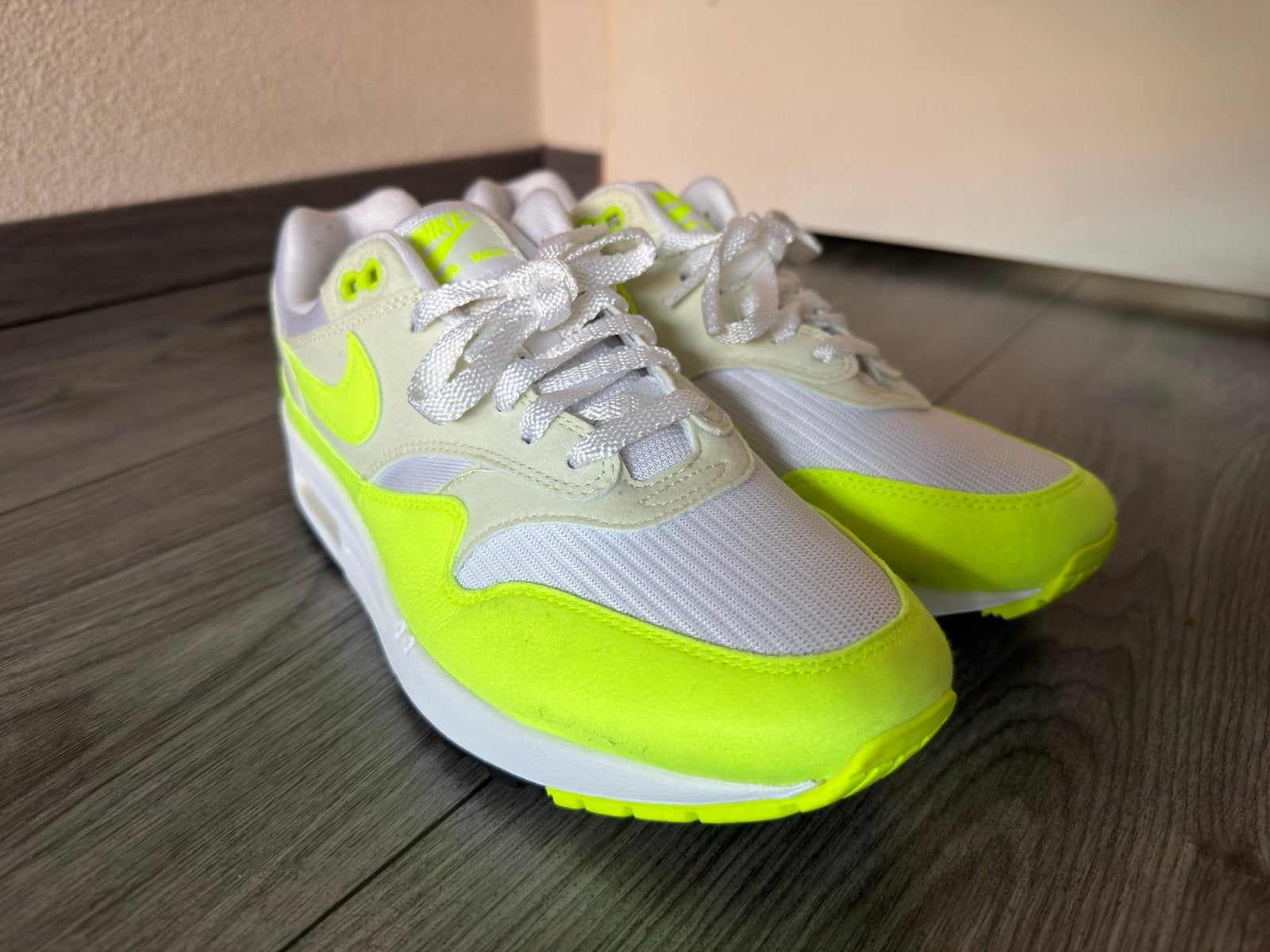 Nike Air Max 1 '87 Volt Suede (W) - Maat 42, Ophalen of Verzenden, Zo goed als nieuw, Overige kleuren, Sneakers of Gympen