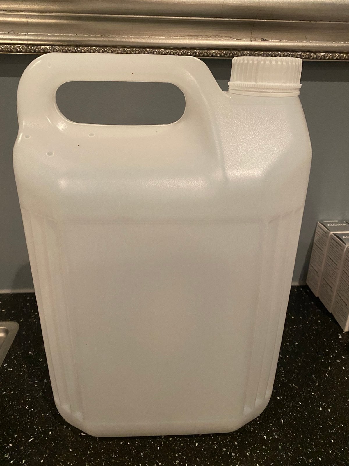 14 stuks 5 liter jerrycan - Witte kunststof jerrycan met dop, Ophalen of Verzenden, Zo goed als nieuw