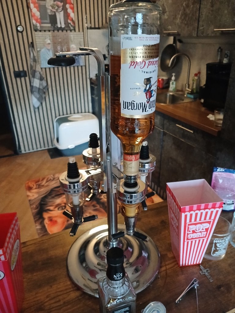 MOOIE BARMEUBEL - MET 2 KRUKKEN + MAT + DRANKENHOUDER, Ophalen, Zo goed als nieuw, Inclusief barstoelen