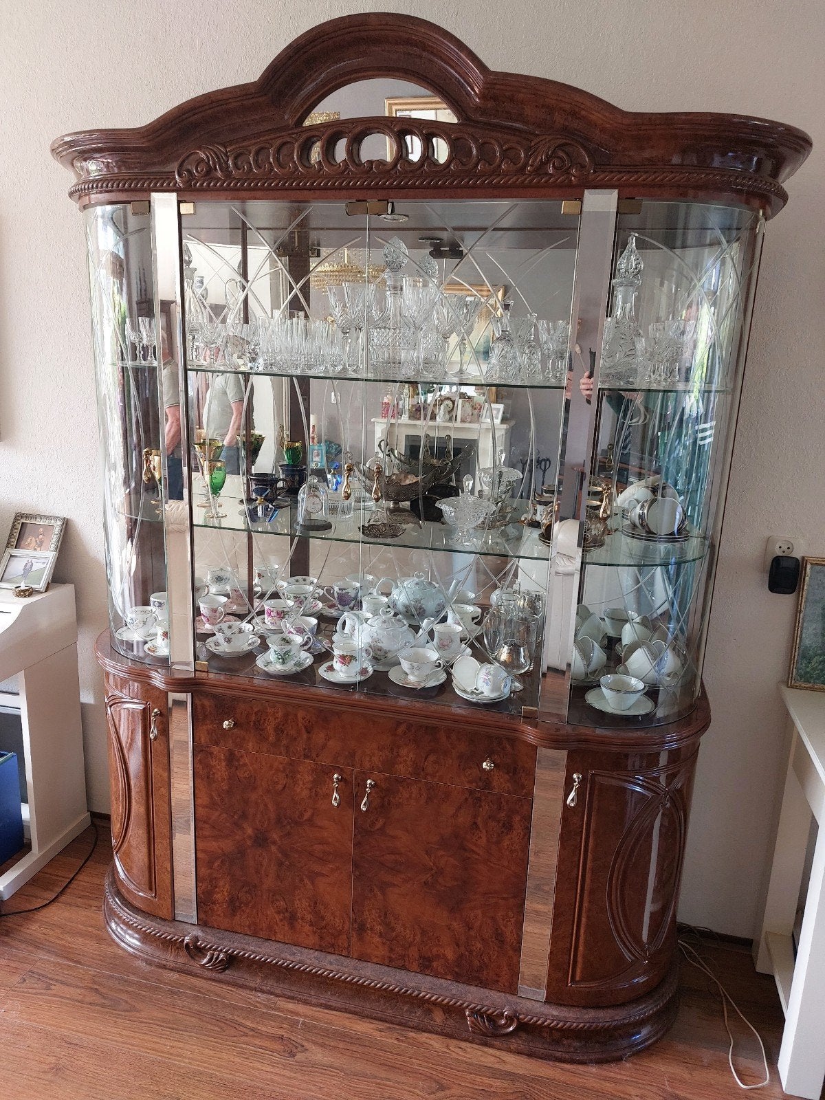 Italiaanse wortelnoten vitrinekast, tv-meubel en salontafel, Ophalen, 100 tot 150 cm, 150 tot 200 cm, 50 tot 75 cm