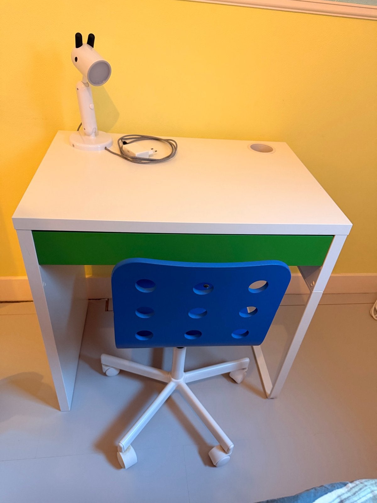 IKEA micke kinderbureau met lade, bureaustoel en ledlampje, Huis en Inrichting, Ophalen, Gebruikt, Met lades, 50 cm