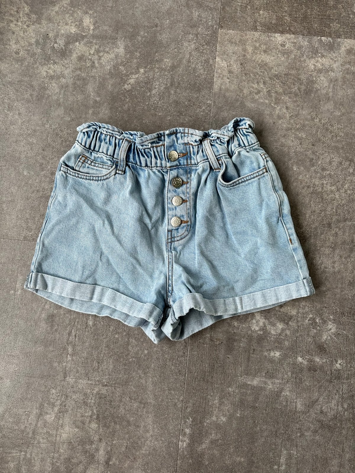 Leuk kort spijkerbroekje van ONLY in maat XS, Kleding | Dames, Broeken en Pantalons, Kort, Zo goed als nieuw, Maat 34 (XS) of kleiner