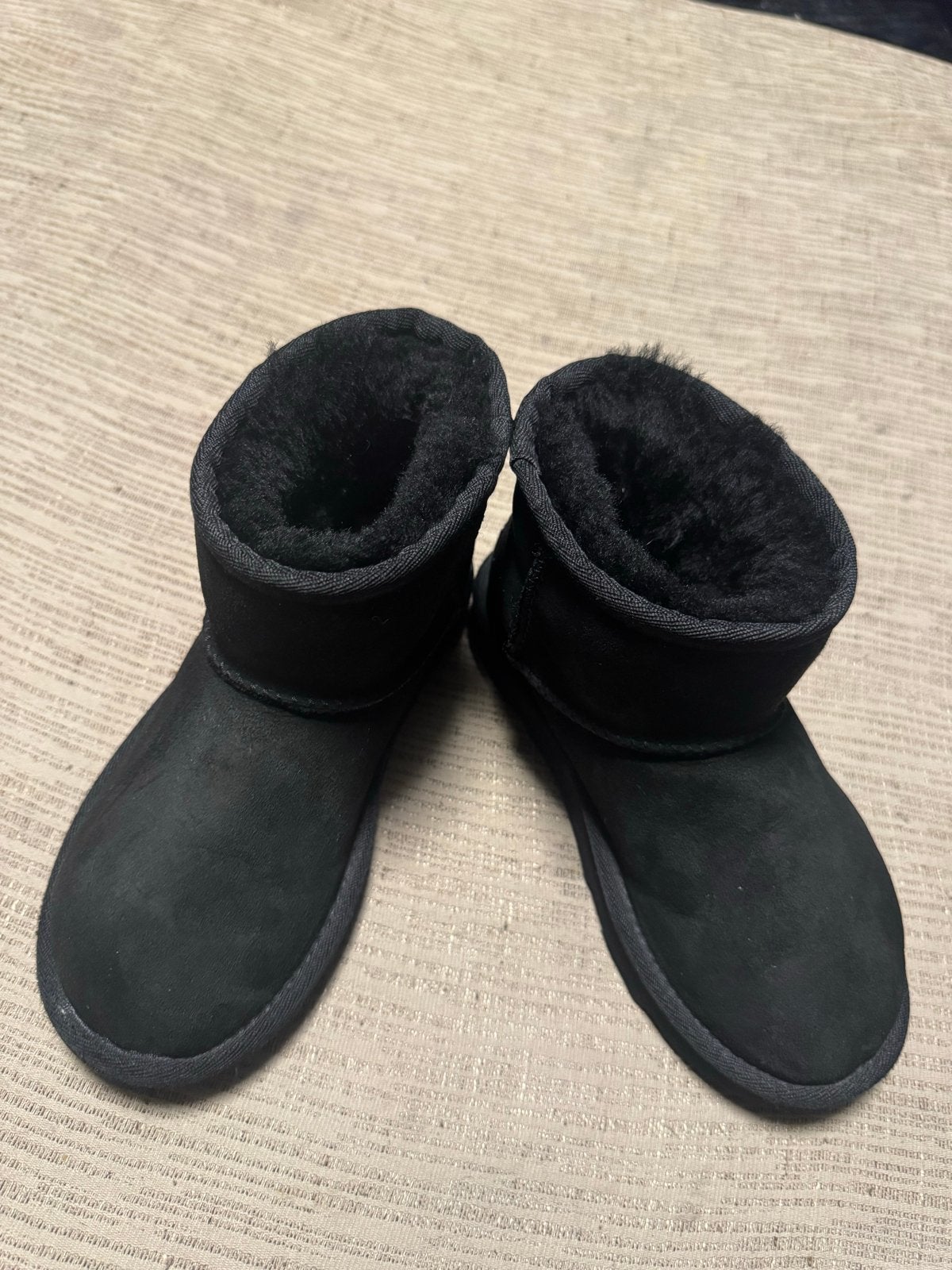 Zwarte UGG laarzen - Zo goed als nieuw maar 31/33, Ophalen of Verzenden, Zo goed als nieuw, Zwart, Lage of Enkellaarzen