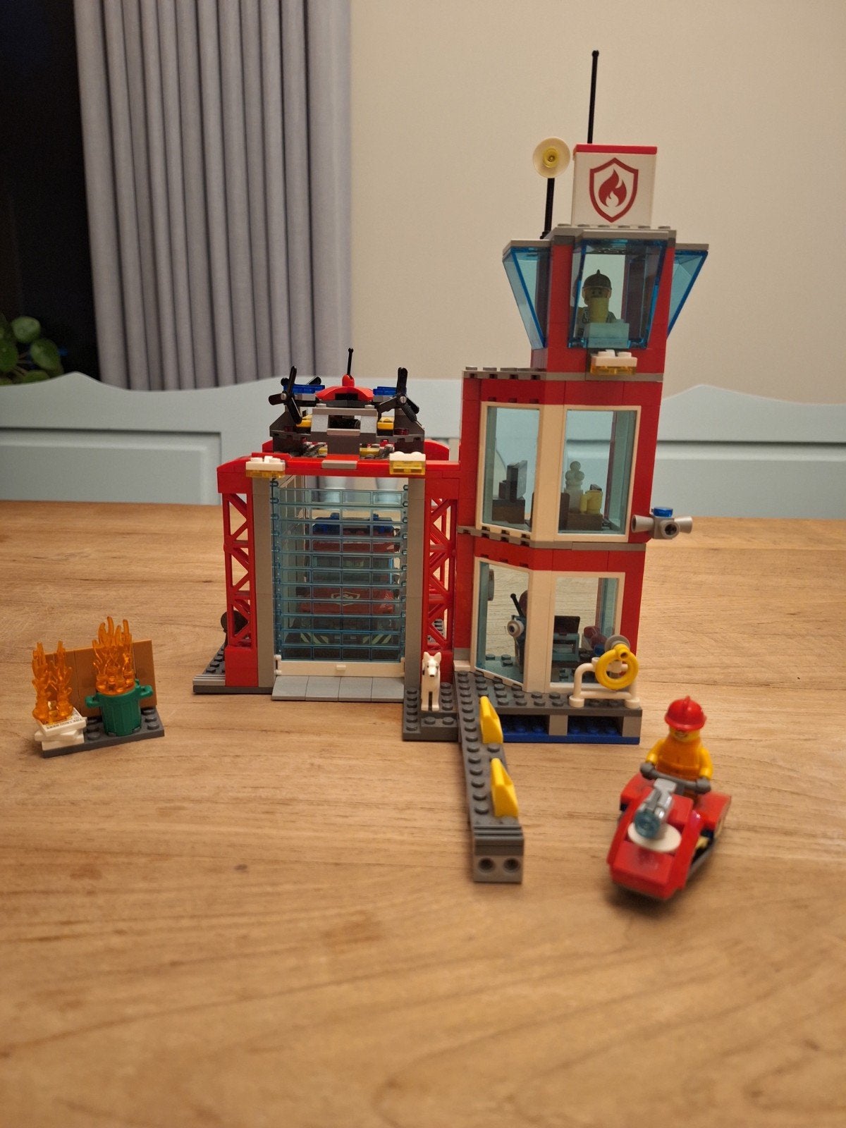 LEGO City Brandweerkazerne met voertuigen en figuren, City, Lego, Ophalen of Verzenden, Zo goed als nieuw