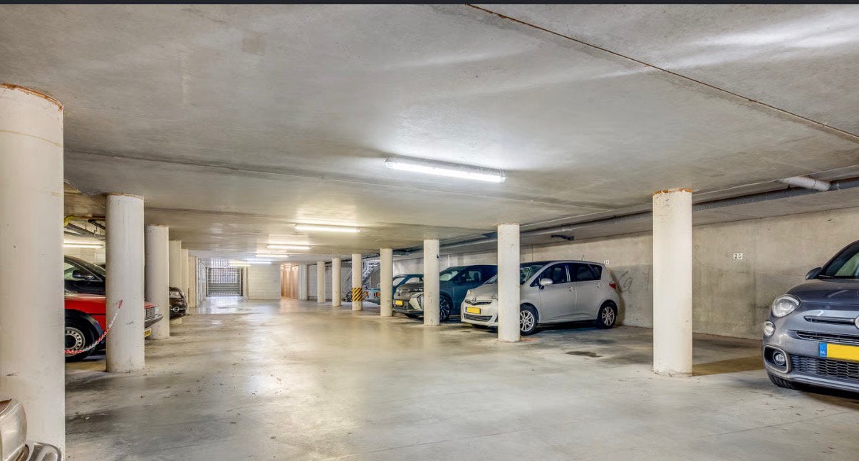 Parkeerplek / stalling motor garage/ centrum Nijmegen, Gelderland