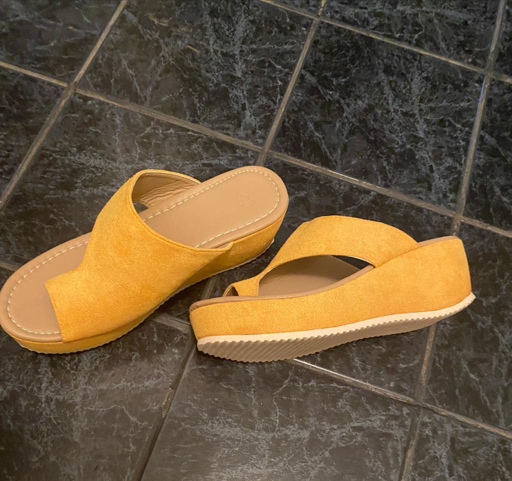 Tka nieuwe slippers met kleine sleehak 39, Kleding | Dames, Schoenen, Ophalen of Verzenden, Nieuw, Geel