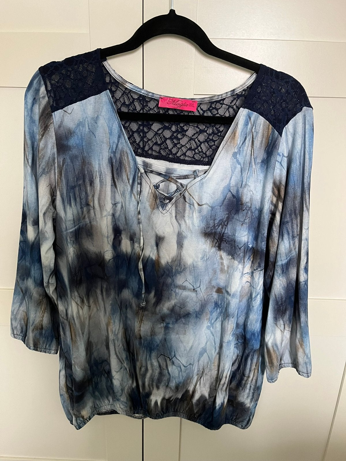 Blouse met blauwe print Maat 44  XXL ( NIEUW), Kleding | Dames, Blouses en Tunieken, Ophalen of Verzenden, Nieuw, Maat 46/48 (XL) of groter