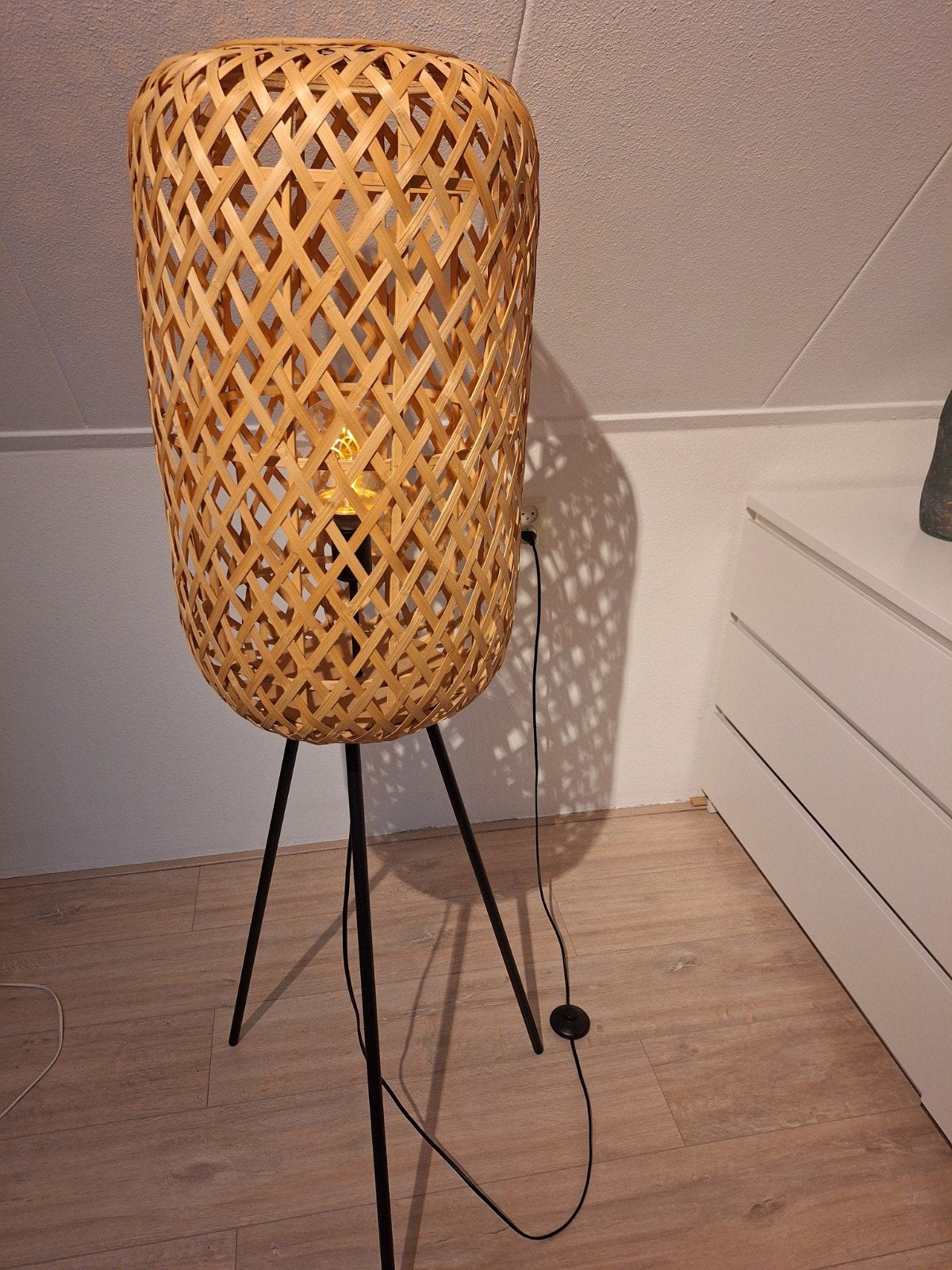 Vloerlamp zwarte drie poot met gevlochten bamboe, Huis en Inrichting, Lampen | Tafellampen, Ophalen