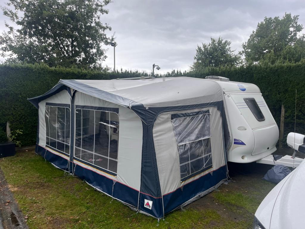 Hobby 495 ufe 2003, Caravans en Kamperen, Caravans, Particulier, tot en met 4, 1000 - 1250 kg, Rondzit, Hobby, Omvormbare zithoek