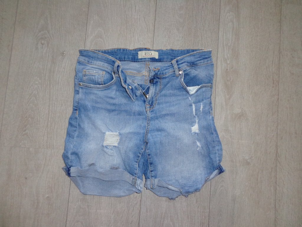 korte damesspijkerbroeken van maat M van Monday en COJ, Kleding | Dames, Ophalen of Verzenden, Gedragen, Overige kleuren, W28 - W29 (confectie 36)