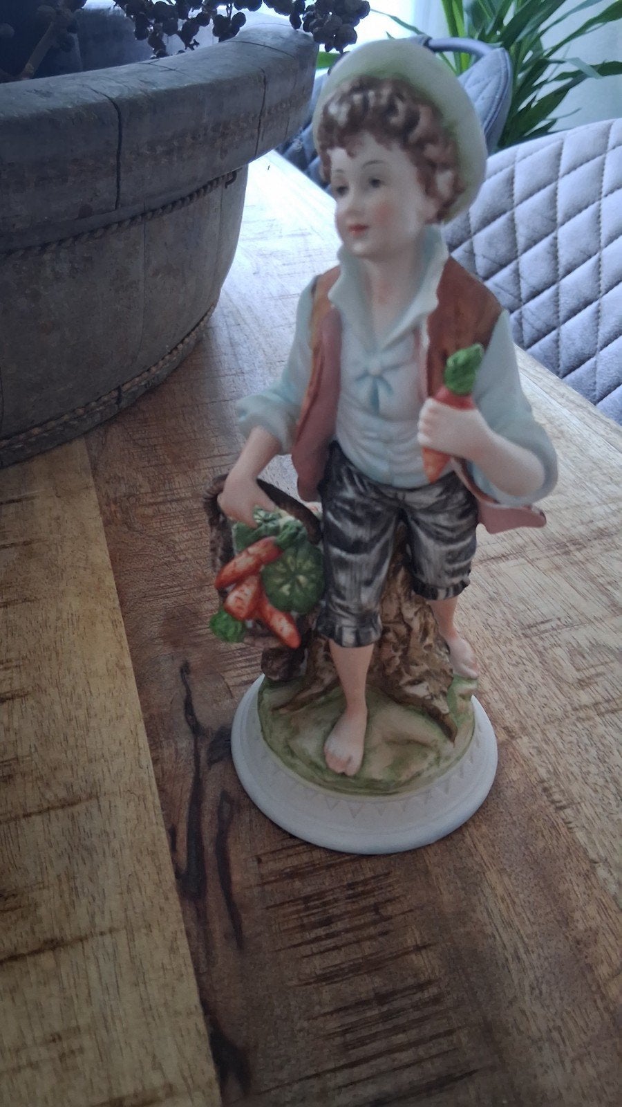 Vintage Porseleinen Beeldje Jongen met Wortels, Ophalen of Verzenden, Zo goed als nieuw, Mens