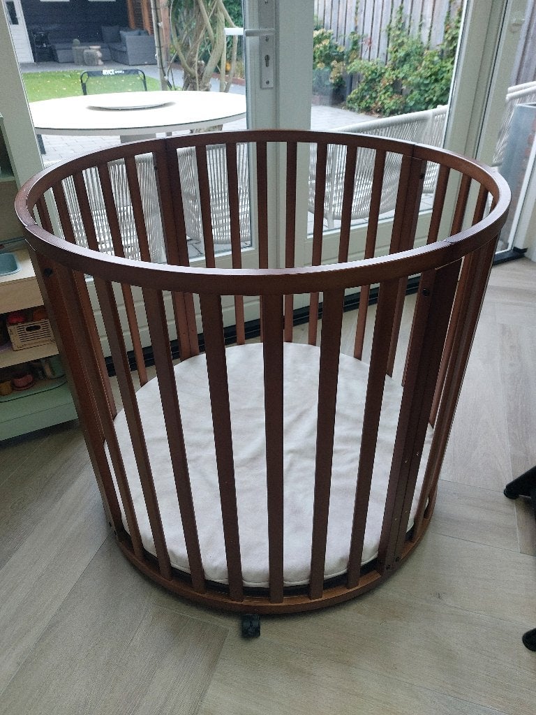 Puck ronde box Walnoot met wieltjes, Ophalen, Zo goed als nieuw, Rond, In hoogte verstelbaar