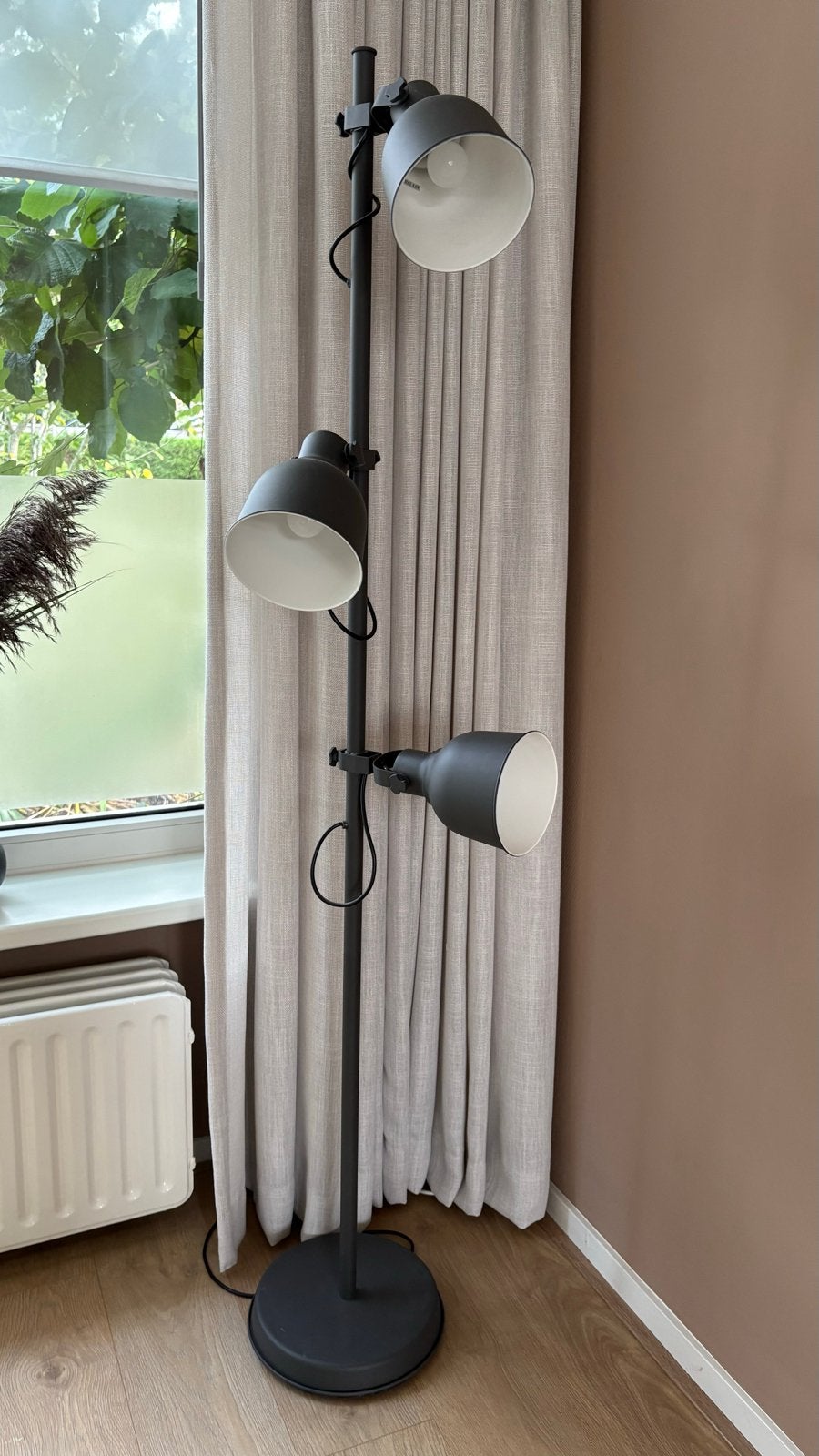 Grijze vloerlamp met 3 verstelbare spots, Ophalen, E14 (klein), Zo goed als nieuw, Metaal