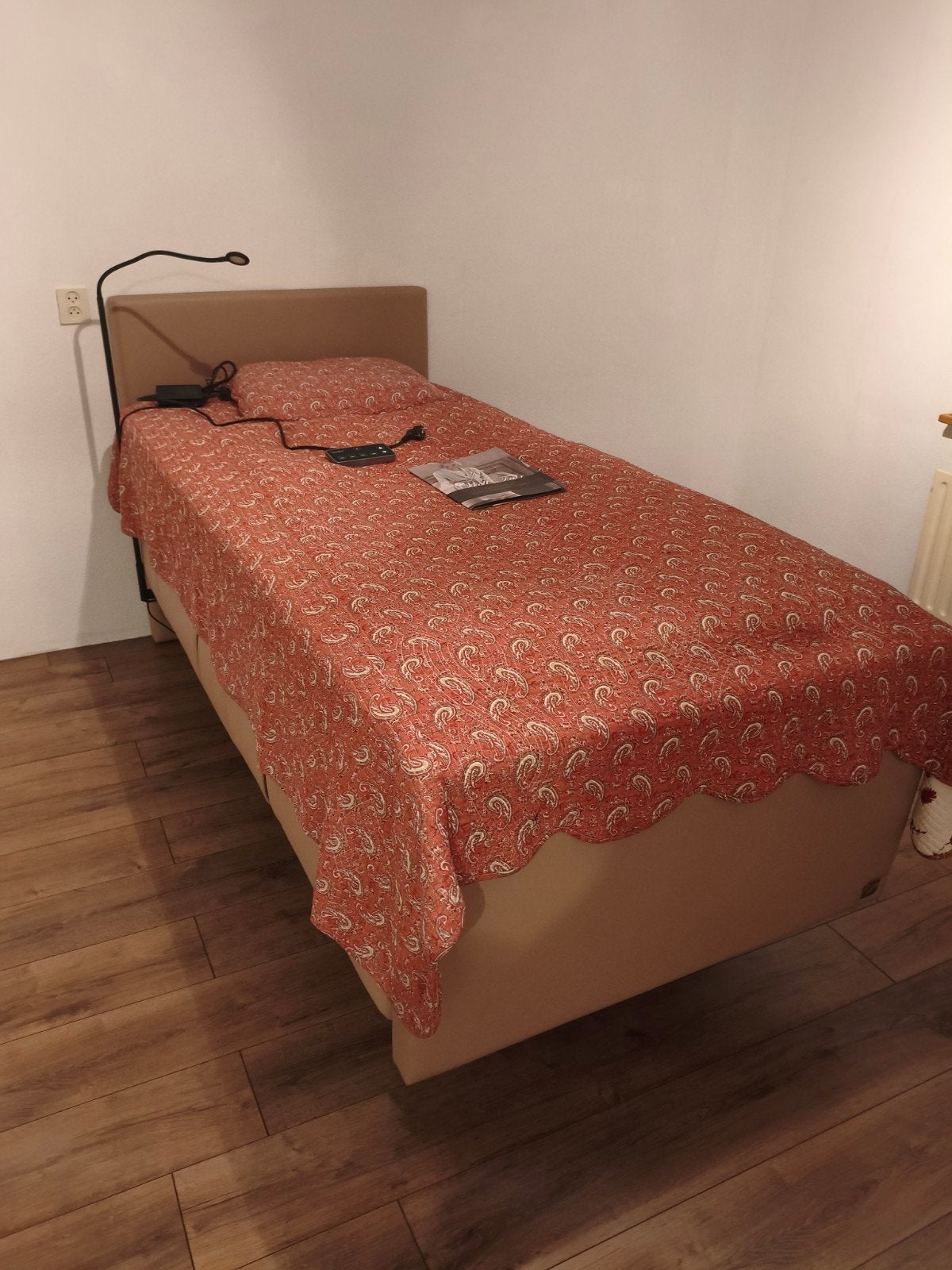 Verstelbare Boxspring 100x200 - LevelFit, Ophalen, Zo goed als nieuw, Eenpersoons, Beige