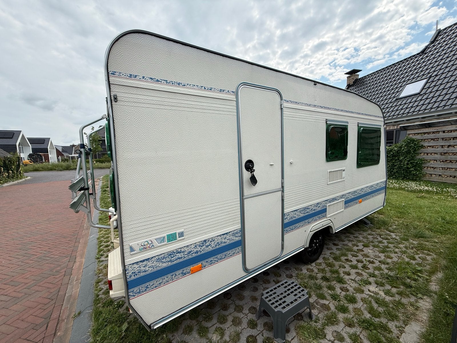 Adria Unica 430 DK – 3-persoons hoogslaper, Luifel, Treinzit, 750 - 1000 kg, Particulier