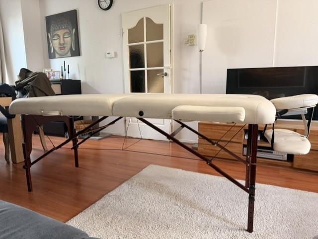 Mooie stevige massatafel créme met houten poten - 75X200cm, Ophalen, Zo goed als nieuw, Massagetafel