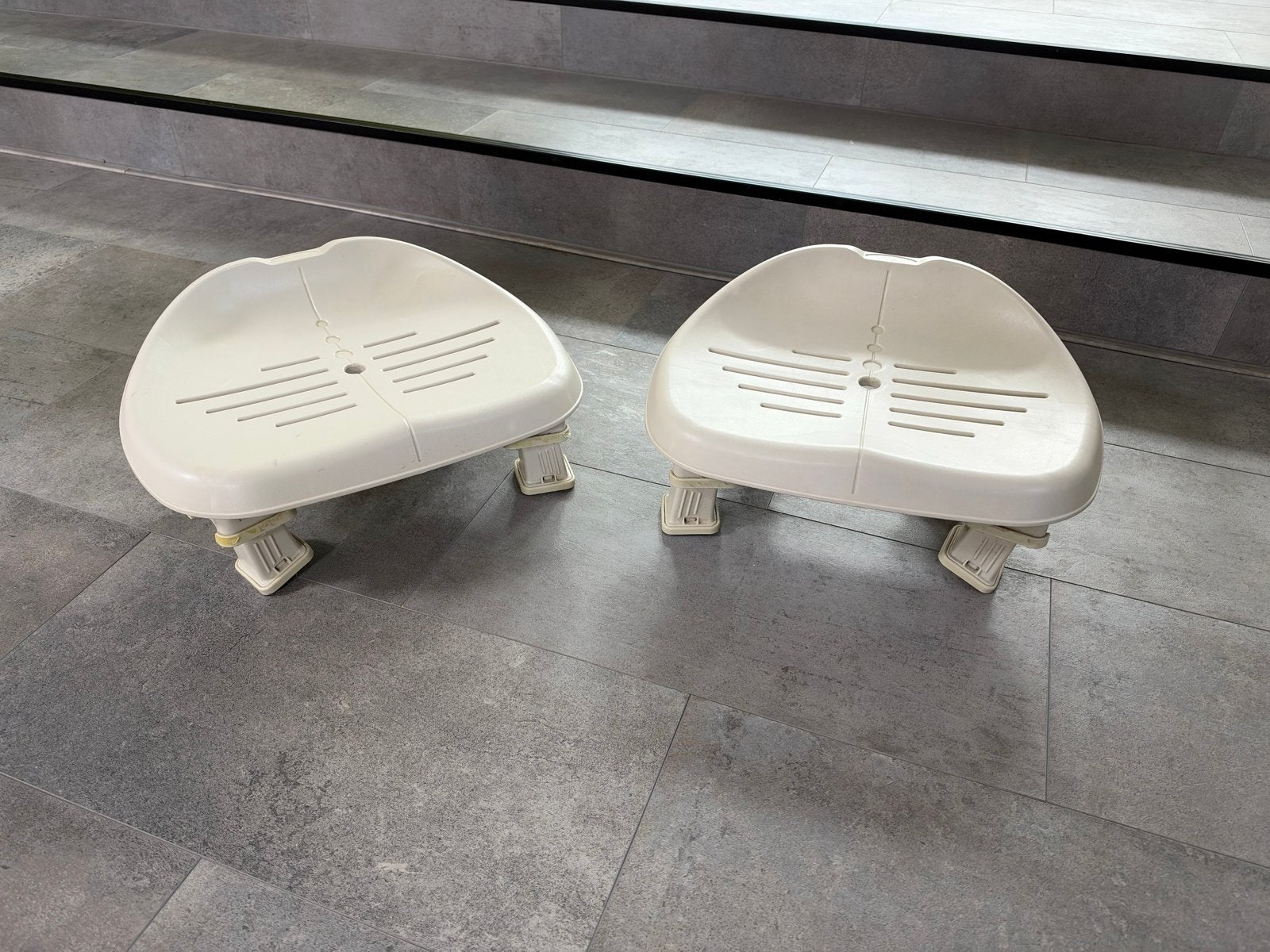 Intex zitkrukjes voor jacuzzi (2 stuks), Tuin en Terras, Ophalen, Gebruikt, Vast