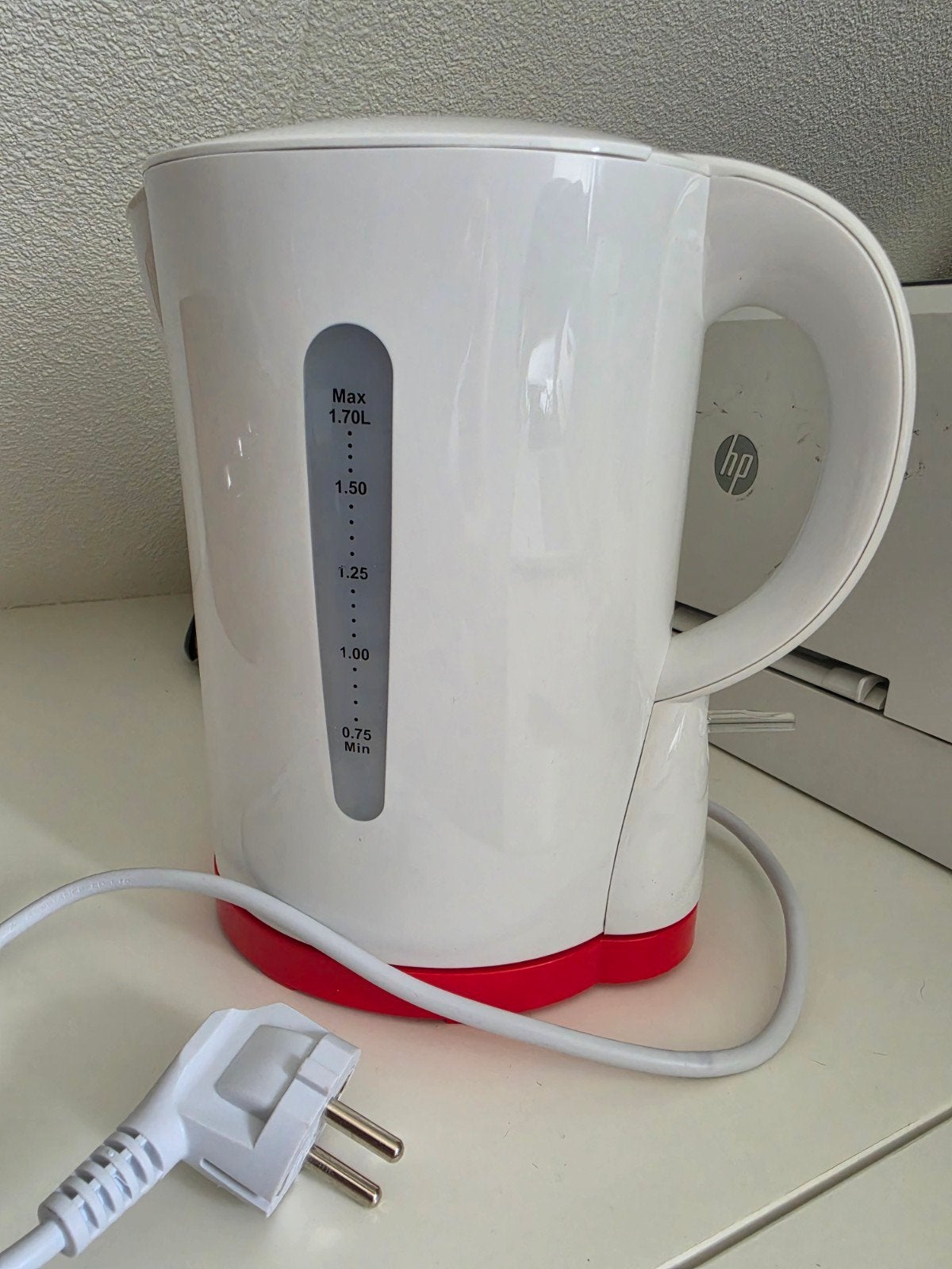 Witte waterkoker met rode accenten, Witgoed en Apparatuur, 1 tot 2 liter, Ophalen of Verzenden, Zo goed als nieuw, Draadloos