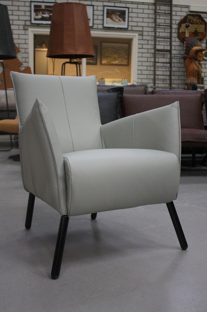 Mooie luxe fauteuil Joris Jess Design echt leer lichtgrijs