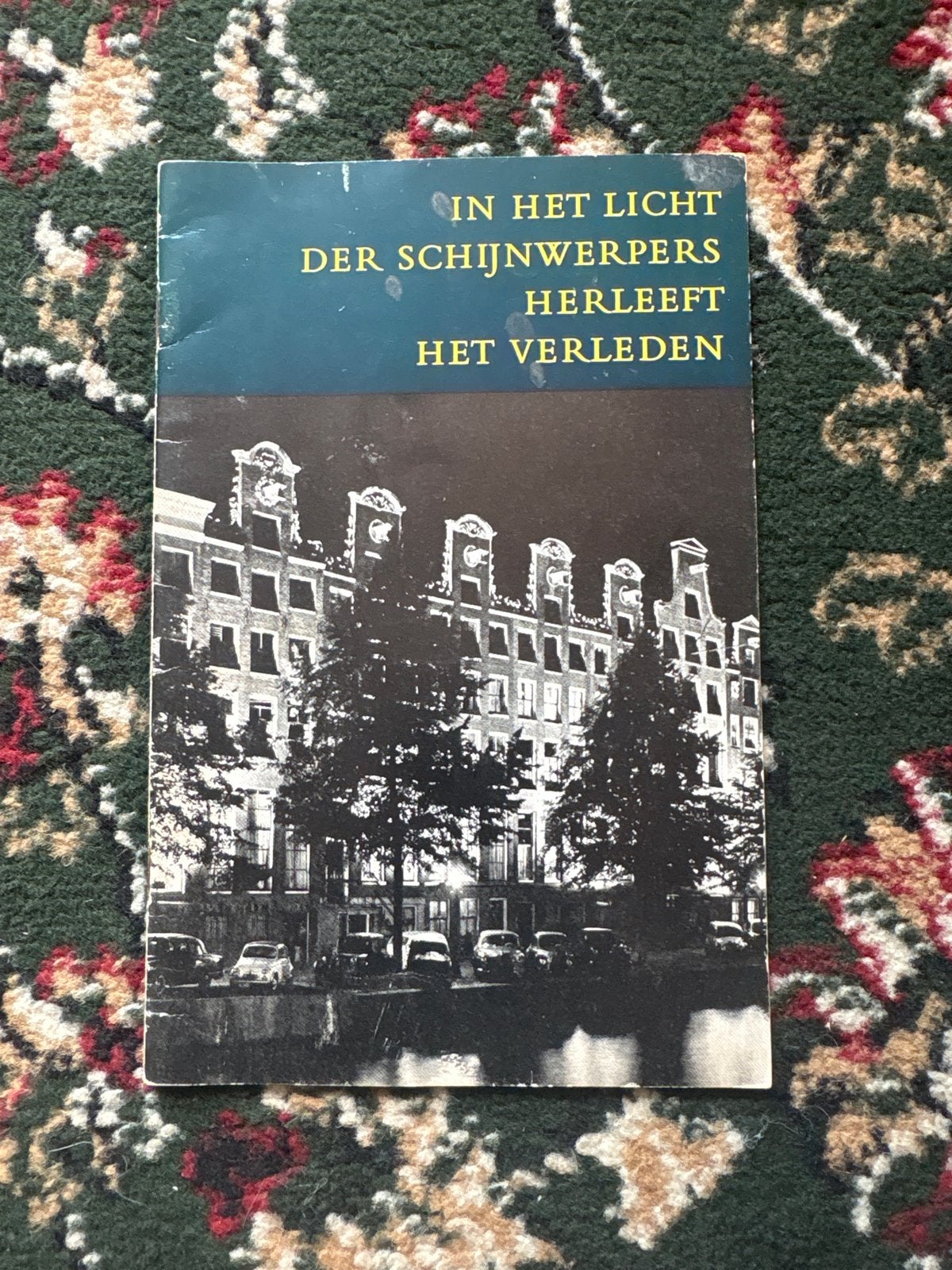 In het licht der schijnwerpers herleeft het verleden, Ophalen of Verzenden, 20e eeuw of later, Gelezen