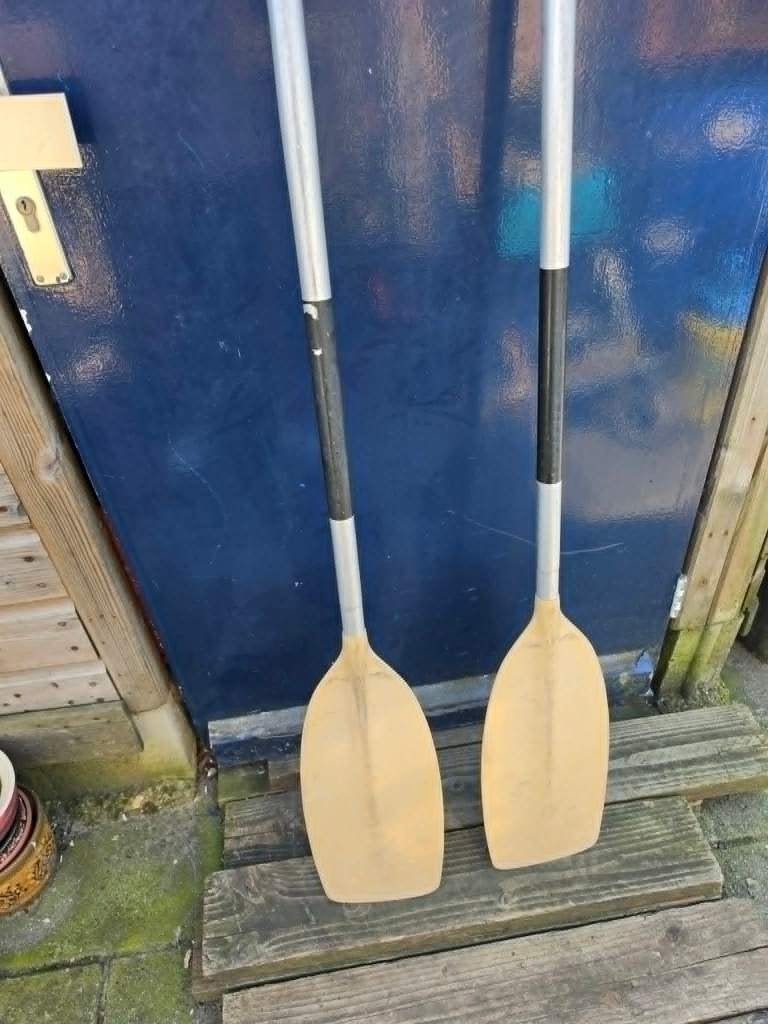 te koop een set roei peddels voor 20,-, Ophalen, Zo goed als nieuw, Enkelbladige peddel