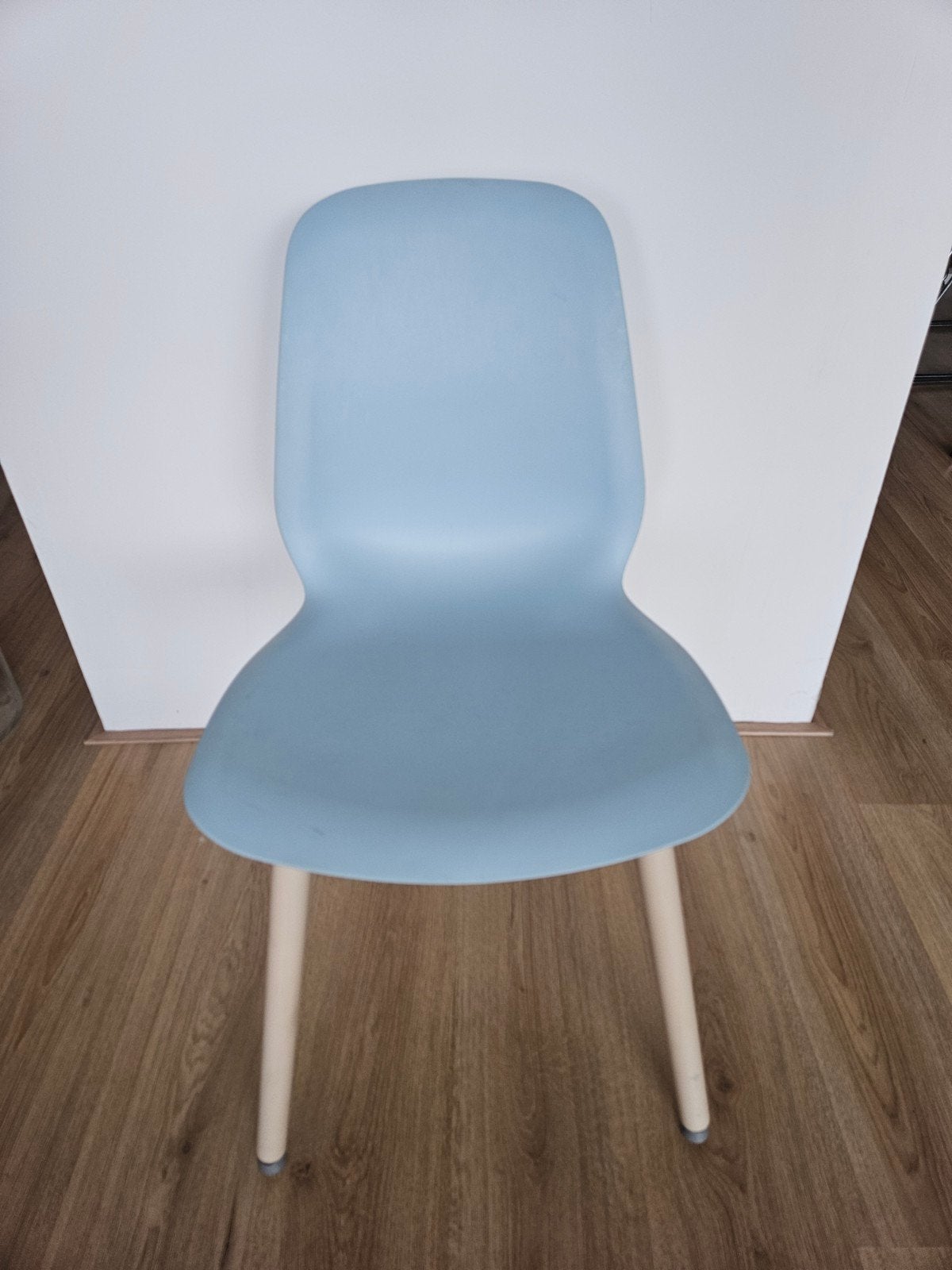 IKEA LEIFARNE stoel - lichtblauw met houten poten, Huis en Inrichting, Gebruikt, Modern, Scandinavisch, Blauw, Eén