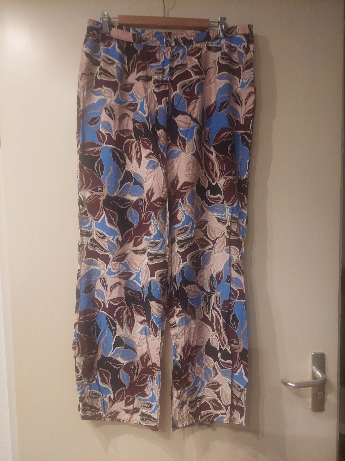 Hema gebloemde broek, maat L, Kleding | Dames, Broeken en Pantalons, Meerkleurig, Maat 42/44 (L), Ophalen of Verzenden, Lang