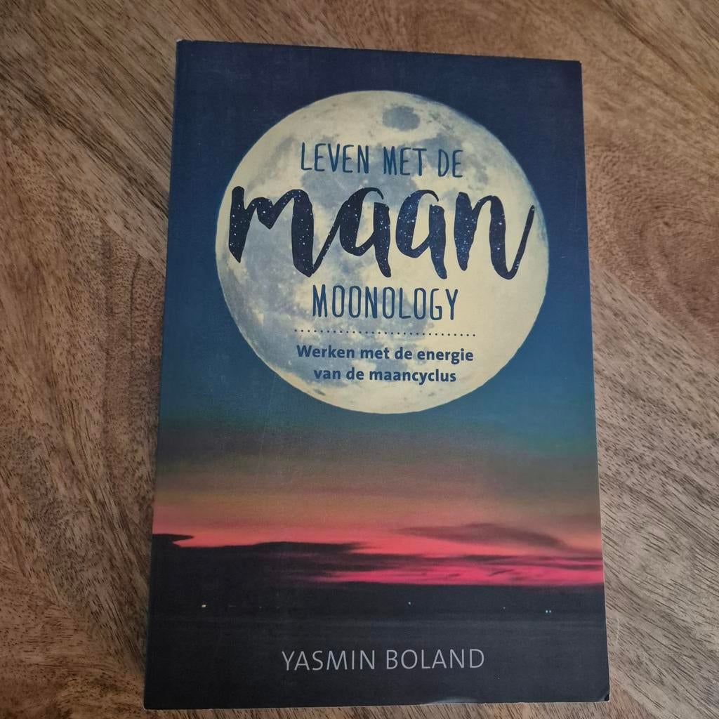 Leven met de Maan - Moonology, Boeken, Ophalen of Verzenden, Zo goed als nieuw