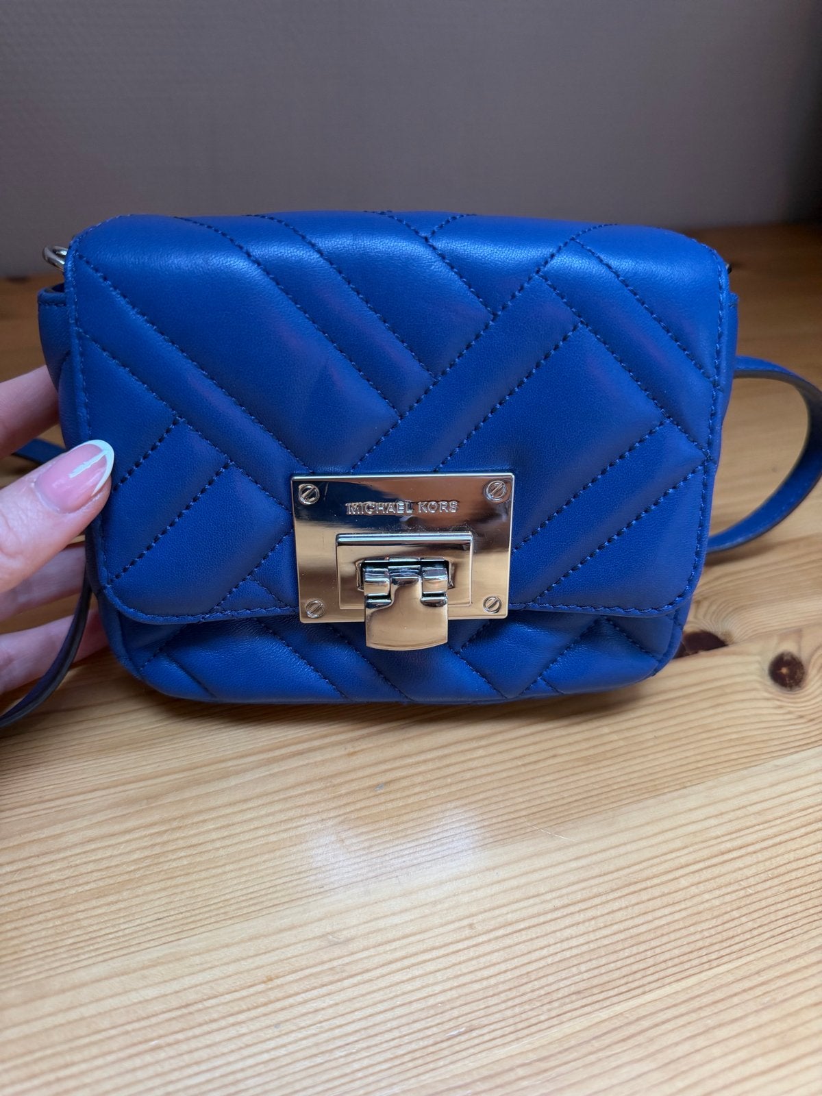 Michael Kors blauwe gewatteerde schoudertas, Ophalen of Verzenden, Zo goed als nieuw, Blauw, Schoudertasje