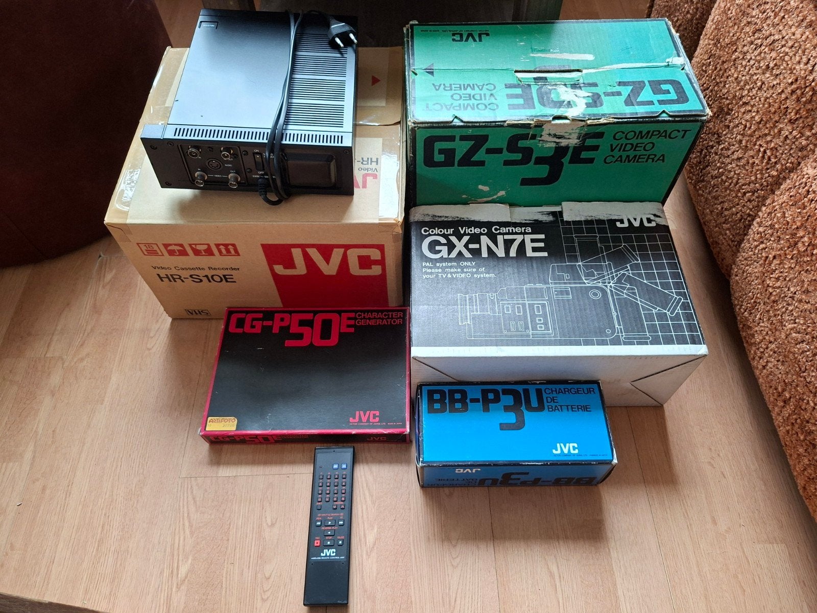 Vintage JVC Set;
Videocassetterecorder HR-S10E
Tuner/Adapter, Audio, Tv en Foto, Ophalen